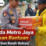 Kapolda Metro Jaya Serahkan Bantuan untuk Korban Banjir Bekasi